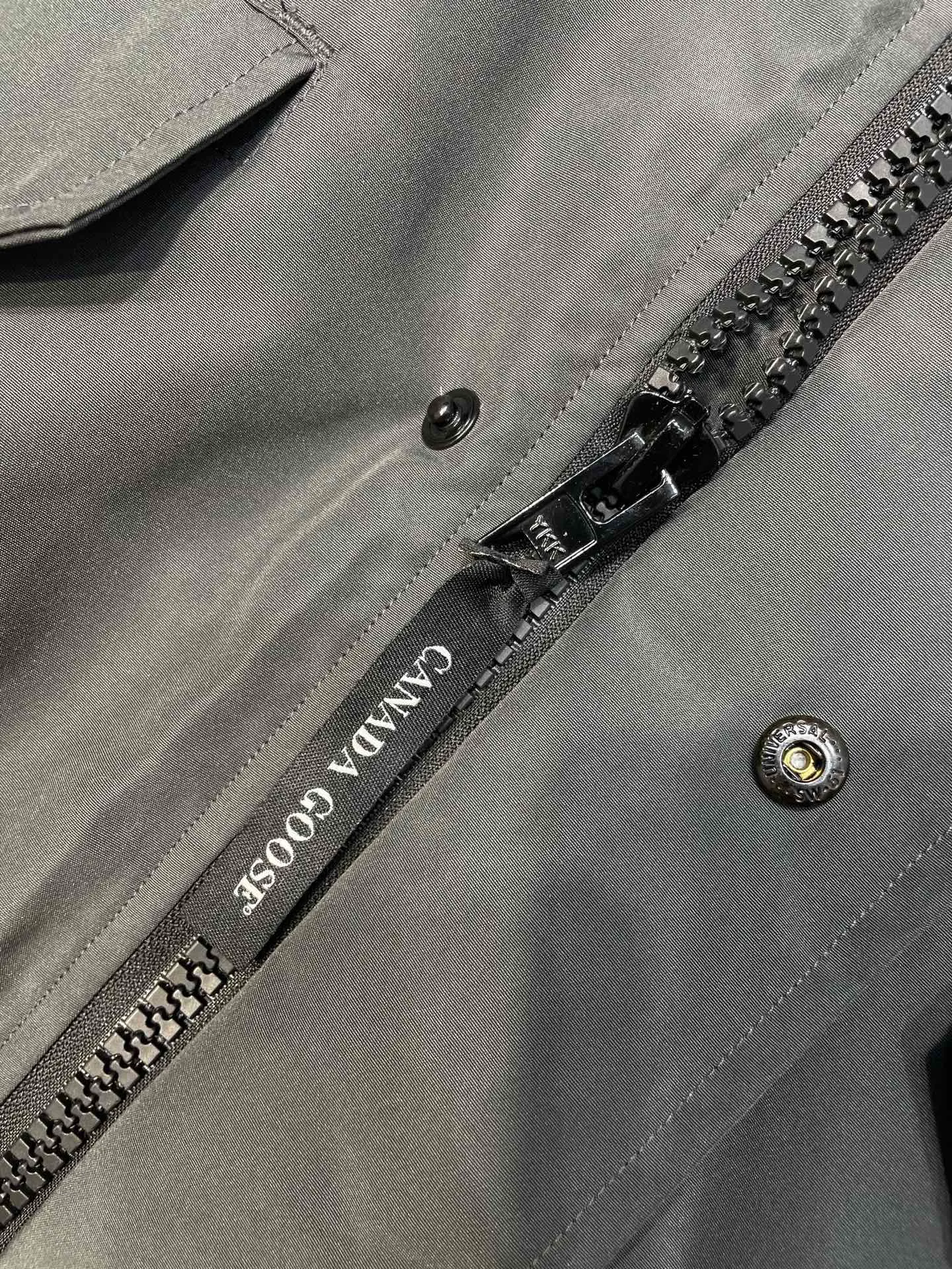 P900 special down Canada Goose Canada Goose #Chilliwack 7999M bomber jacket short down jacket/01 model #女与狠# Genuine synchronous anti-counterfeiting chip sensor! ➖ Imported 21S polyester-cotton blended original fabric [last year’s 16S/18S hard fabrics have been completely eliminated, this year all use 21S genuine synchronous fabrics, the soft mid-strap feels delicate and textured], genuine synchronous Feather-Light 10D waterproof coating fabric, made of 84.5 polyester fiber and 15.5 cotton, 100% the best feel in the entire network! ➖ The genuine official website is synchronized with the national standard 80 white duck down, you can check the official website customer service, there will never be a series of misleading claims such as 90 down or goose down! ➖ Using the best nylon lining with double double-layer sealing design, velvet-proof No. 7 needle + grid-filled down ready-made garments, there is 100% no so-called velvet running! ➖ The cuffs are designed with thickened seamless threads, and the collar and pockets are lined with top-quality polar fleece to keep you warm and comfortable! ➖ Yoshida YKK provides original custom-made electroplated sliders. YKK two-way lockable zippers are tight and smooth and will not peel off paint! ➖ 3M composite guarantees that the Velcro is the same as the original, durable, and all accessories and hardware are custom-made! ➖ Imported BEHRINGER embroidery machine to customize the 10,000-needle embroidery logo, 98% of which can be reproduced to restore the original logo. You can check and compare on the official website! ➖ The fur collars are all made of large pieces of Western Canadian blue wolf hide, ensuring that each fur collar is 13-15cm wide!   Size:XS-XXL